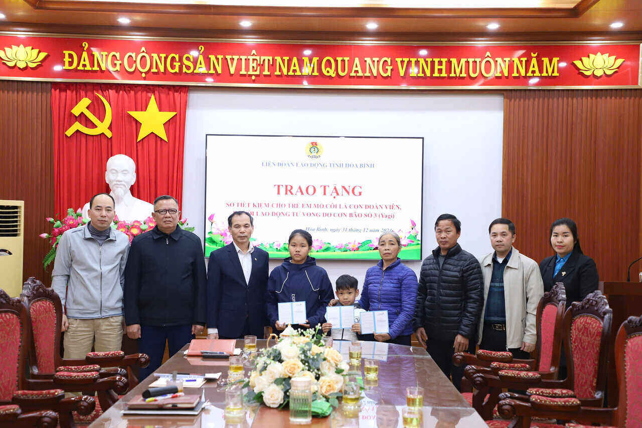 Hoa Binh Provincial Labor Federation gives savings books to children of union members affected by storm No. 3. Photo: Dang Tinh