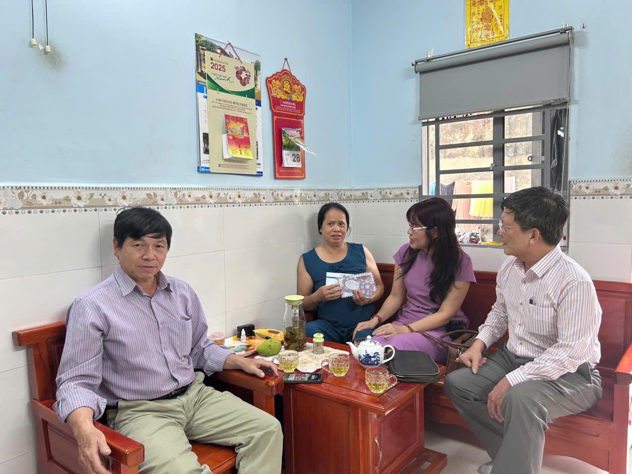 Ong Nguyen Dinh Dang, Pho Giam doc Cong ty Co phan Duong sat Sai Gon, da den tham hoi va dong vien nhan vien gac chan. Anh: Dong Hoang