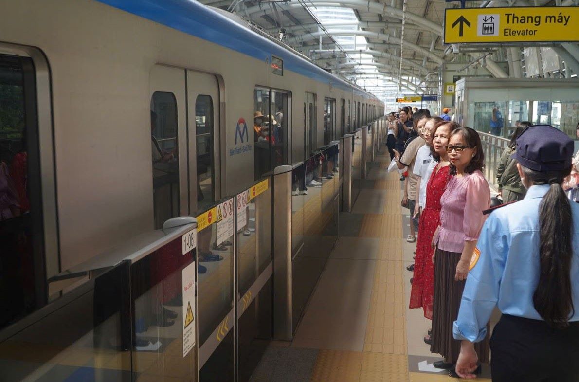 Passengers waiting for Metro train No. 1. Photo: Chan Phuc