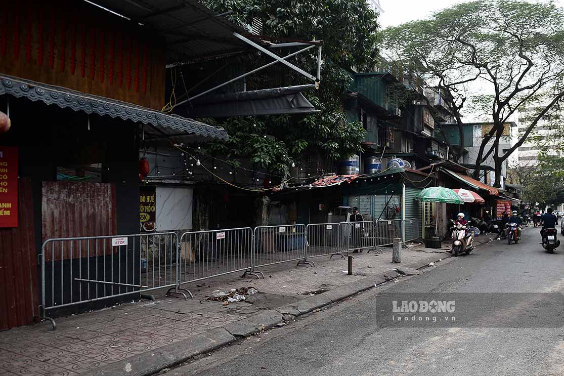 Tai quan Ba Dinh (Ha Noi), khu tap the C8 Giang Vo duoc thanh pho Ha Noi danh gia o muc cap do D, tuc kha nang chiu luc cua ket cau khong the dap ung yeu cau su dung binh thuong, xuat hien tinh trang nguy hiem tong the, can di doi ngay toan bo dan.