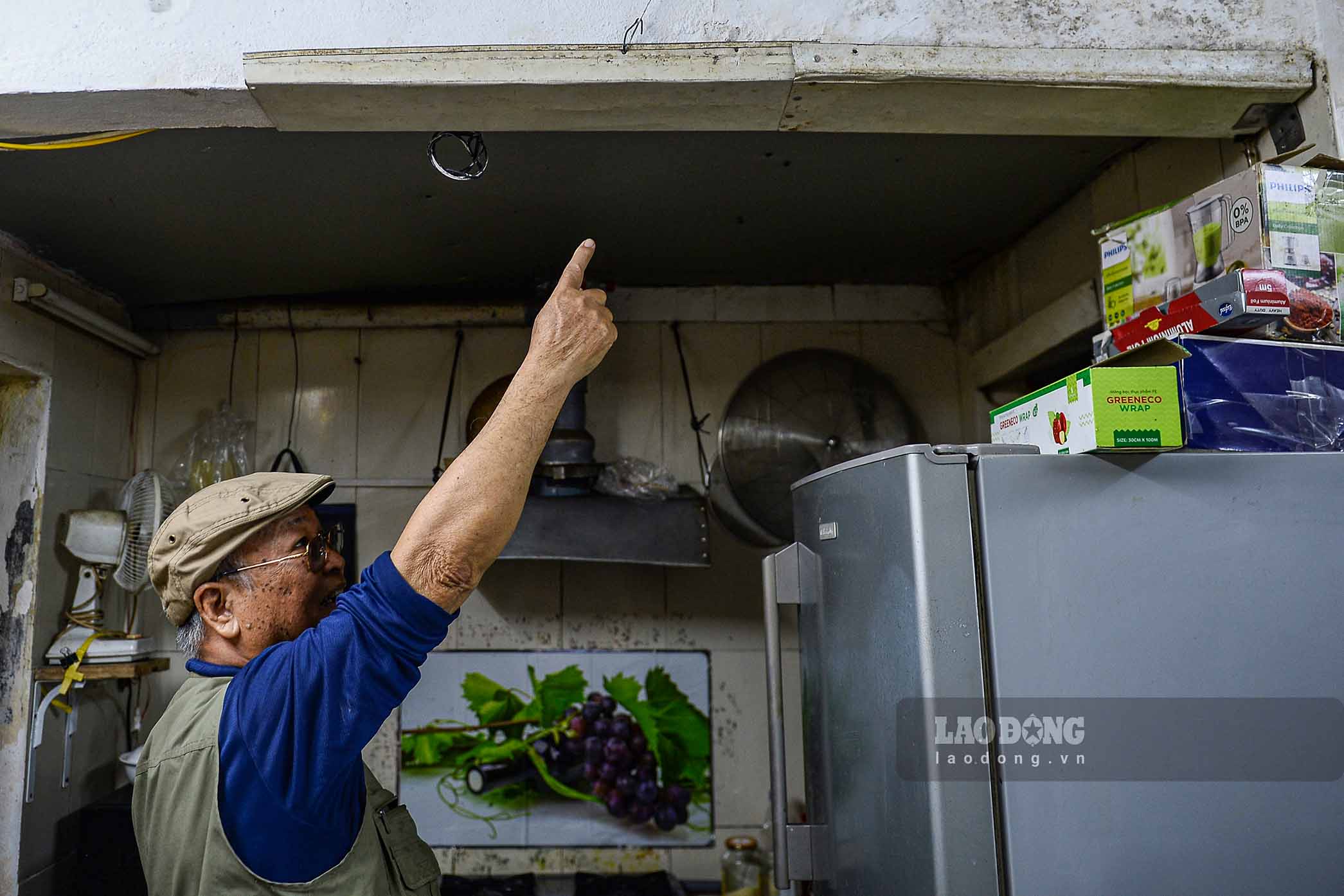 Can nha cua ong Le Dinh Phuc, o nha A (tap the Ngoc Khanh) da xuong cap, gia dinh phai gia co them cac mang hung nuoc dot tu tren xuong.