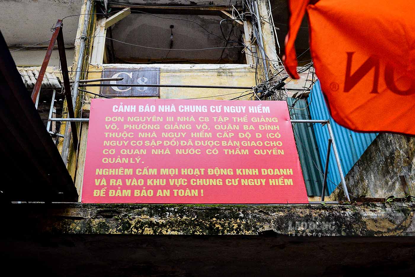 Hien ket cau cong trinh nha tap the C8 Giang Vo co dau hieu bi nut vo o nhieu vi tri. Truoc tinh trang nay, UBND phuong Giang Vo da tien hanh quay rao khu nha va bo tri bien canh bao nguy hiem de han che nguoi qua lai.