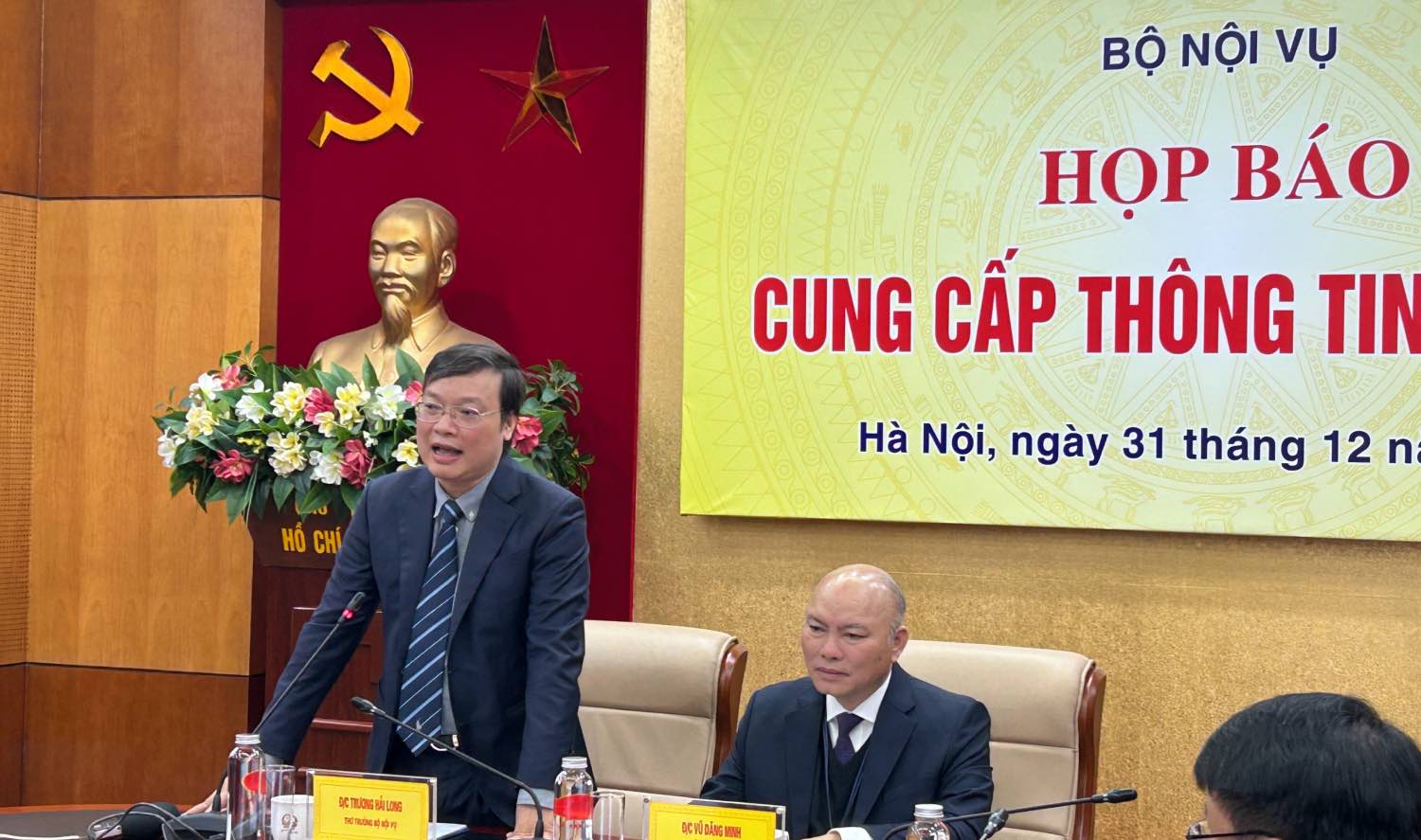 Thu truong Bo Noi vu Truong Hai Long (ben trai) va Chanh van phong kiem nguoi phat ngon Bo Noi vu Vu Dang Minh (ben phai) chu tri cuoc hop bao. Anh: Huong Nha 