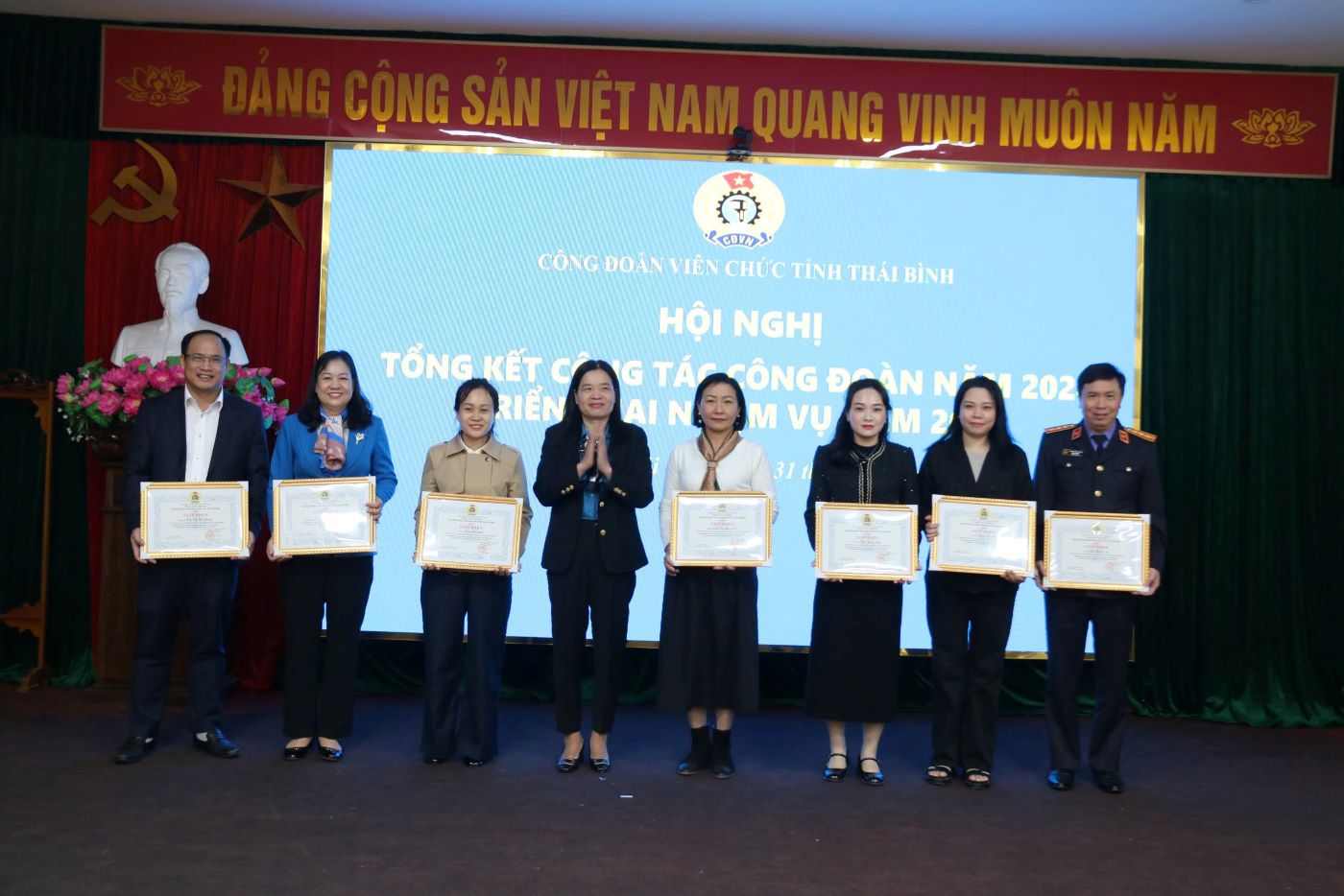 Chairwoman of Thai Binh Provincial Civil Servants' Union Tran Thi Minh Thu presented awards to individuals. Photo: Ba Manh