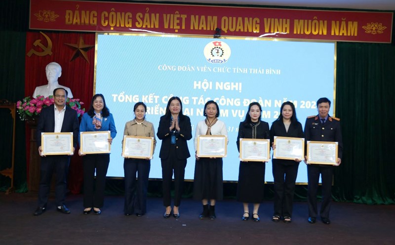 Chairwoman of Thai Binh Provincial Civil Servants' Union Tran Thi Minh Thu presented awards to individuals. Photo: Ba Manh