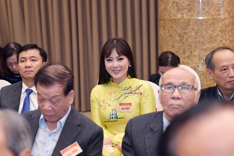 Actress Thanh Huong (in yellow ao dai) attended the meeting of 200 artists and artists of General Secretary To Lam on the afternoon of December 30. Photo: Provided by the character