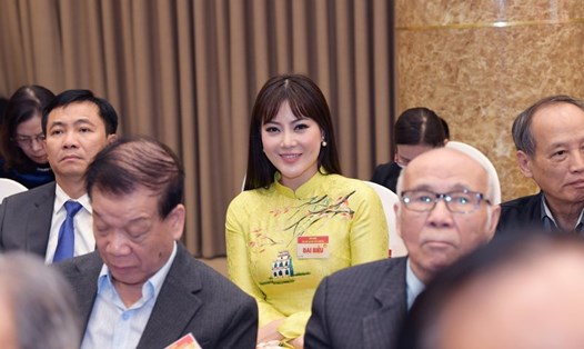 Diễn viên Thanh Hương (áo dài vàng) tham dự cuộc gặp 200 đại biểu văn nghệ sĩ của Tổng Bí thư Tô Lâm chiều 30.12. Ảnh: Nhân vật cung cấp