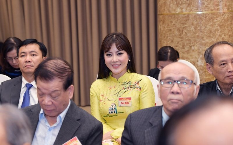 Actress Thanh Huong (in yellow ao dai) attended the meeting of 200 artists and artists of General Secretary To Lam on the afternoon of December 30. Photo: Provided by the character