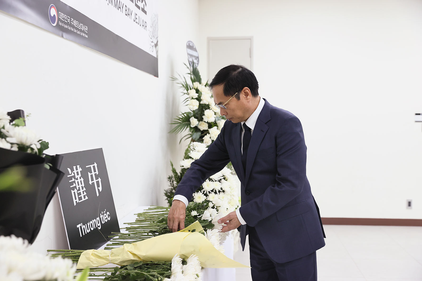 Deputy Prime Minister and Minister of Foreign Affairs Bui Thanh Son visited and signed the condolence book at the Korean Embassy. Photo: Ministry of Foreign Affairs