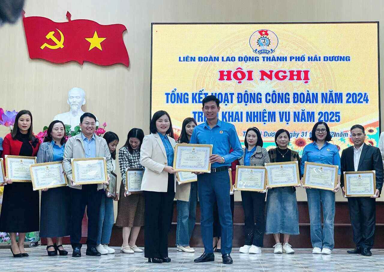 Conference to summarize the movement of workers, civil servants, laborers and trade union activities in 2024, deploy tasks in 2025. Photo: Mai Huong