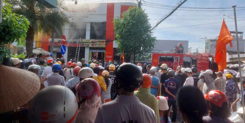 A big fire broke out at a motorbike shop in Thoi Binh district, Ca Mau province. Photo: Provided by a reader