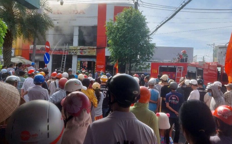 A big fire broke out at a motorbike shop in Thoi Binh district, Ca Mau province. Photo: Provided by a reader