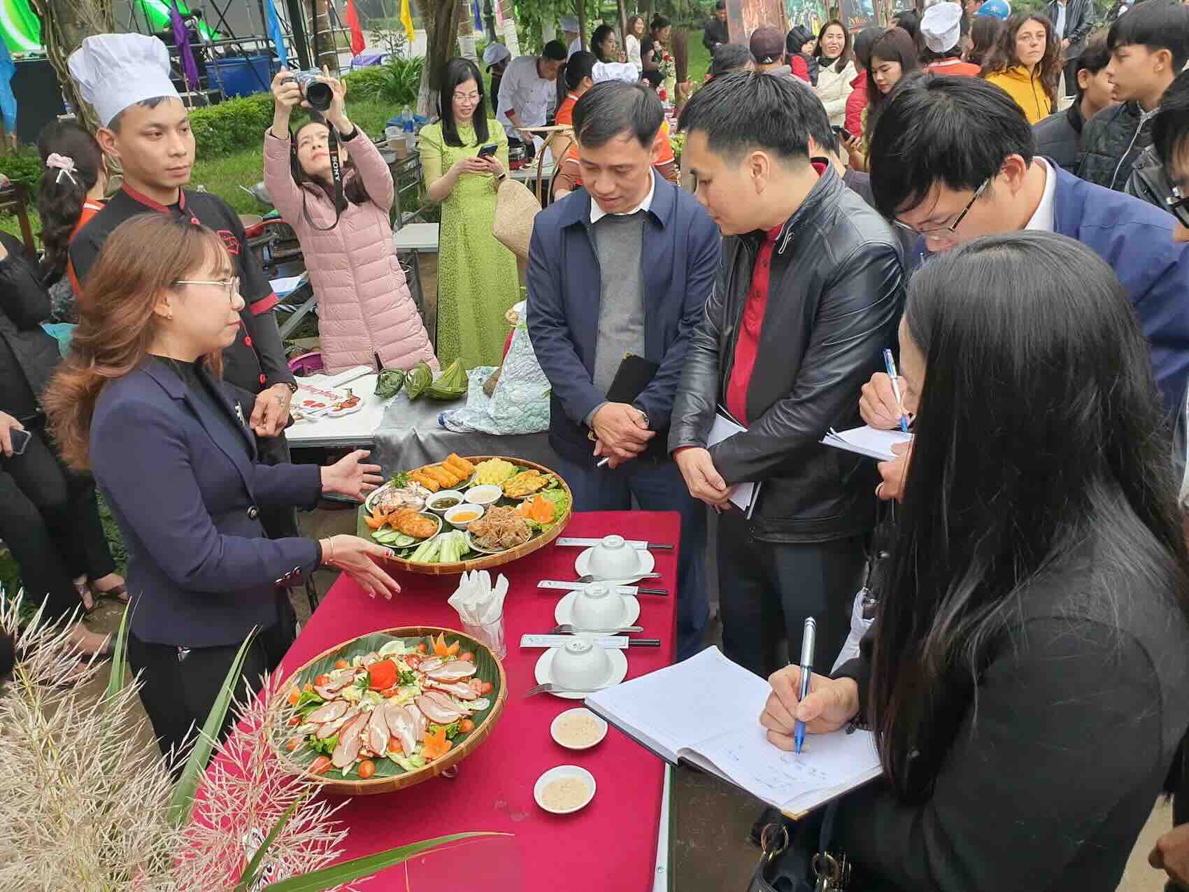 De chao don nam moi, tai thi tran Phong Nha cung da to chuc cuoc thi am thuc du lich. Anh: H. Van