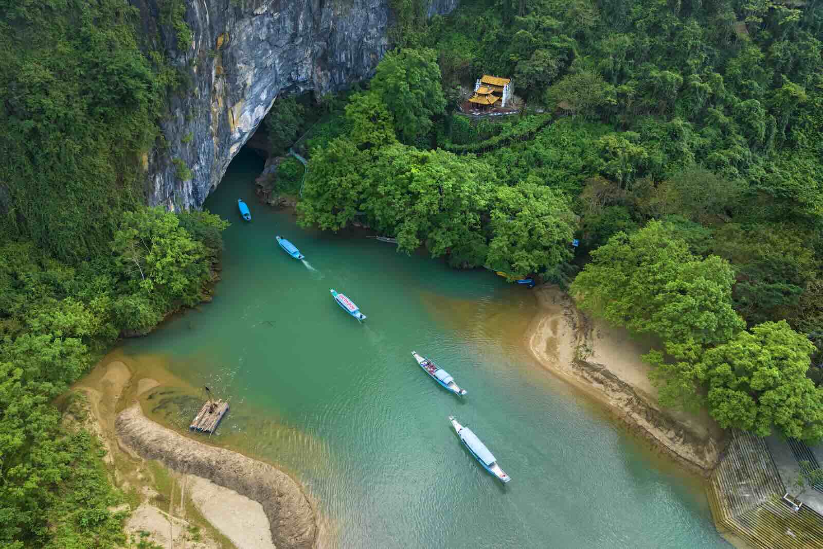 Nhieu du khach den tham quan dong Phong Nha ket hop don nam moi tai day. Anh: Phong Nha - Ke Bang