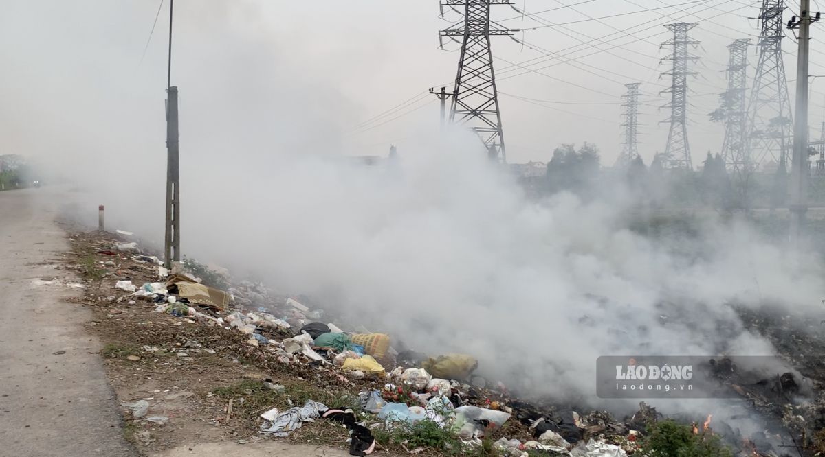 Đốt rác gây khói mù mịt phía đê sông Ninh Cơ đoạn qua thị trấn Cát Thành (huyện Trực Ninh, tỉnh Nam Định). Ảnh: Hà Vi