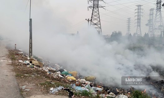 Đốt rác gây khói mù mịt phía đê sông Ninh Cơ đoạn qua thị trấn Cát Thành (huyện Trực Ninh, tỉnh Nam Định). Ảnh: Hà Vi