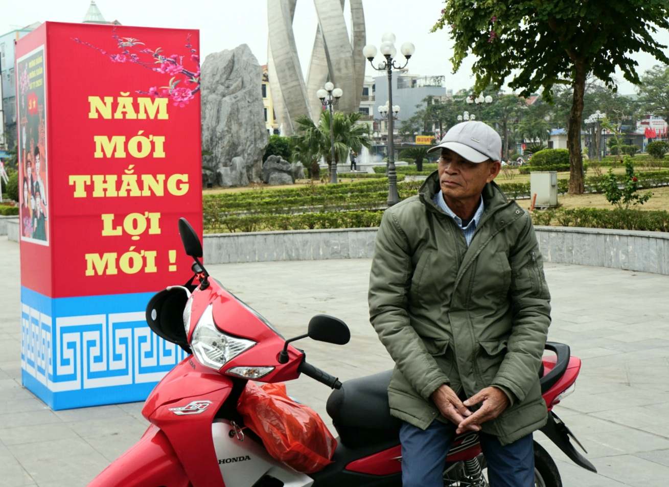 Ong Pham Van Hai (xa Hoa Binh, TP Thuy Nguyen) chia se, cam thay tu hao vi dia phuong duoc cong nhan va phat trien len mot tam cao moi. Hy vong rang viec tro thanh thanh pho se mang lai co hoi moi nhu cai thien he thong giao thong, y te, giao duc, cac tien ich cong cong va thu hut dau tu cho Thuy Nguyen.