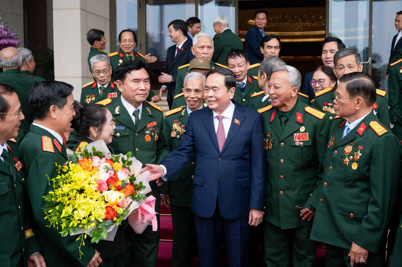 Politburo member and National Assembly Chairman Tran Thanh Man met with the delegation of meritorious people of Regiment 271 of Tri Thien Military Region. Photo: Quochoi.vn