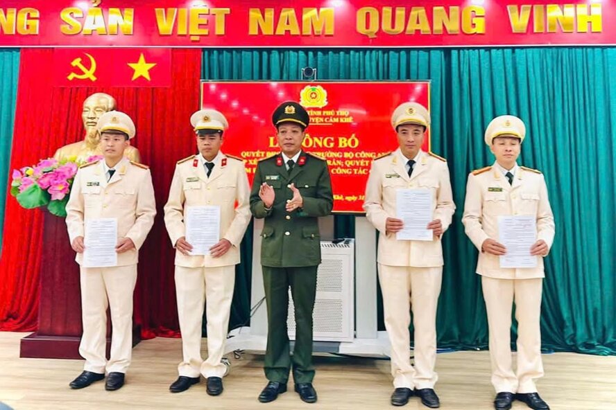 The decision announcement ceremony at Cam Khe District Police. Photo: Phu Tho Provincial Police.