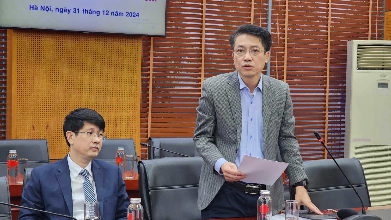 Director, Chief of Office of the Party Committee of the Ministry of Home Affairs Nguyen Quang Dung presented the contents of Decree No. 178, including policies for people retiring before the retirement age. Photo: Huong Nha