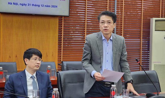 Vụ trưởng, Chánh Văn phòng Ban Cán sự Đảng Bộ Nội vụ Nguyễn Quang Dũng trình bày nội dung của Nghị định số 178 trong đó có chính sách đối với người nghỉ hưu trước tuổi. Ảnh: Hương Nha