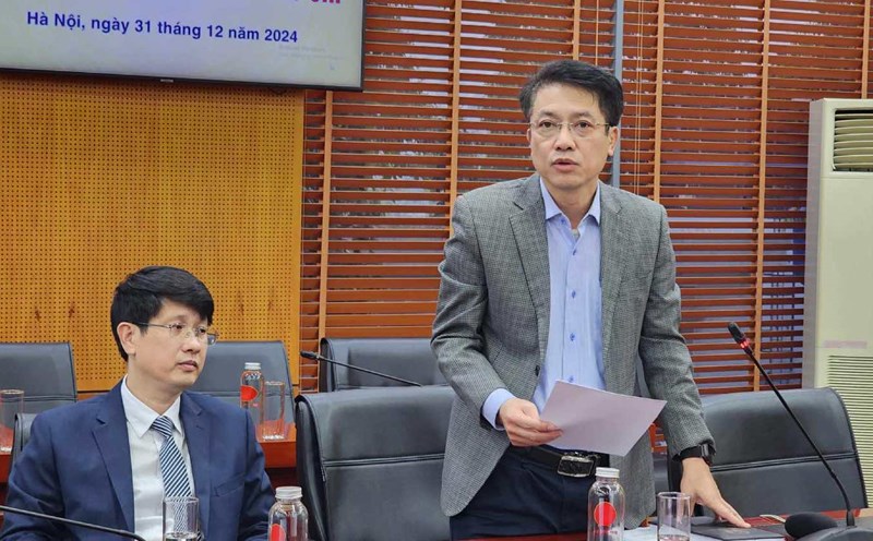 Director, Chief of Office of the Party Committee of the Ministry of Home Affairs Nguyen Quang Dung presented the contents of Decree No. 178, including policies for people retiring before the retirement age. Photo: Huong Nha