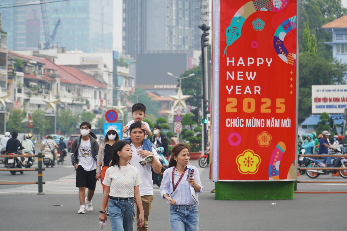 On December 31, the atmosphere welcoming the New Year was bustling in Ho Chi Minh City. Photo: Ngoc Le