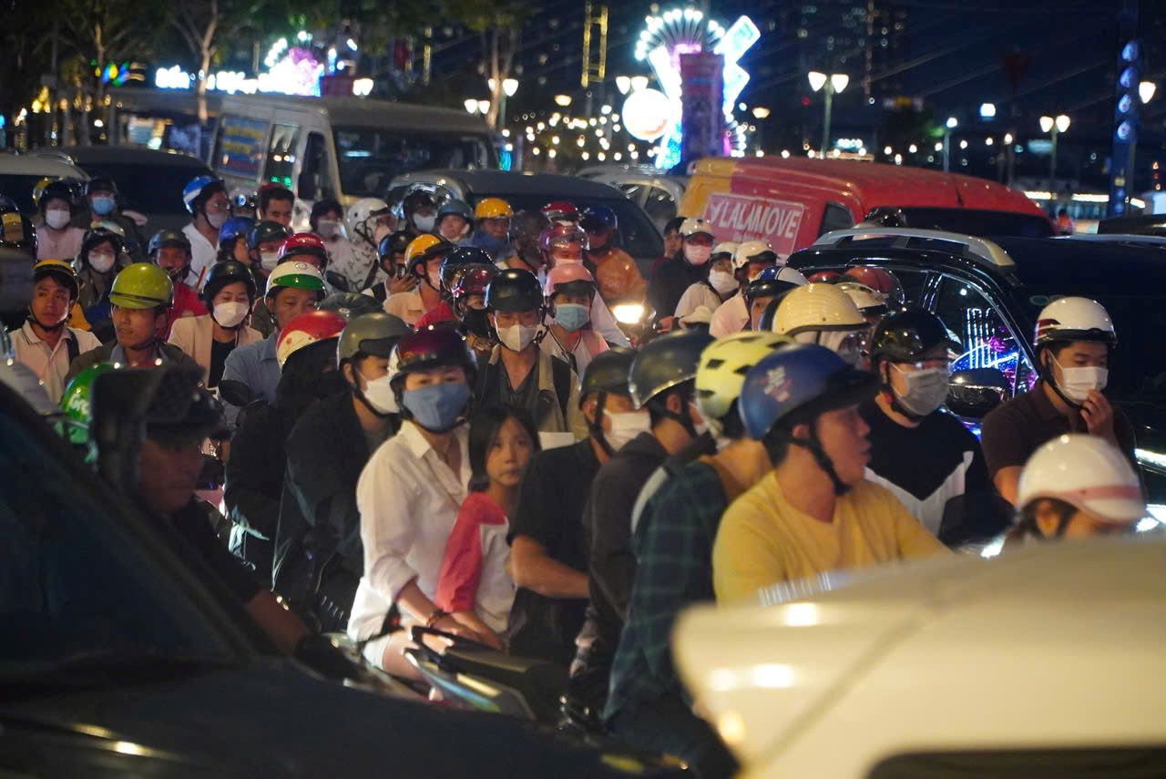 Ghi nhan cua Lao Dong vao khoang 19h ngay 31.12, luong phuong tien di chuyen tren tuyen duong Dong Khoi, Ton Duc Thang (Quan 1) huong ve pho di bo Nguyen Hue, cong vien ben Bach Dang rat dong.