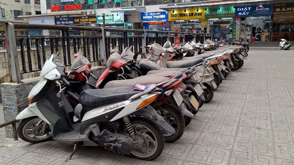Hundreds of rusty old cars are left abandoned in the apartment building's yard. Photo: Minh Thuong