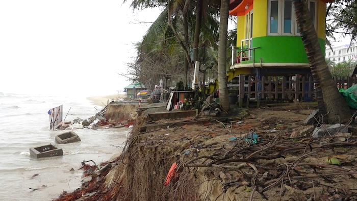 Serious landslide at the most beautiful beach on the planet in Da Nang. Photo: Nguyen Linh