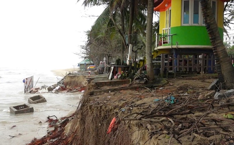 Serious landslide at the most beautiful beach on the planet in Da Nang. Photo: Nguyen Linh