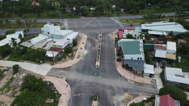 Local authorities criticized the investor for the delay in implementing the 778m-long road in Nha Trang. Photo: Huu Long