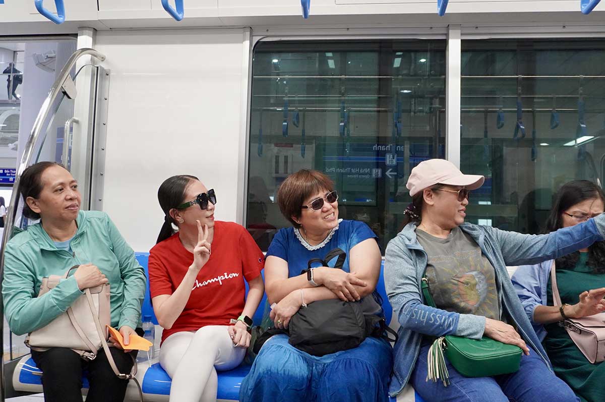 For the first time, Ho Chi Minh City residents welcome the New Year with Metro Line No. 1. Photo: Nhu Quynh