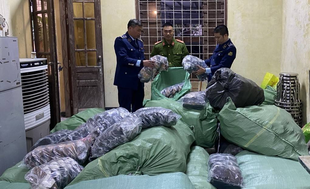 More than 650 pairs of fake branded sandals seized in Hai Duong. Photo: Hai Duong Market Management Department