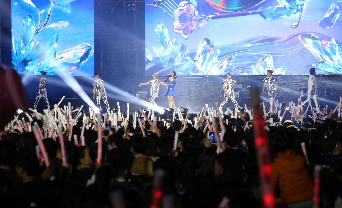 The weather was cold but not rainy, along with the attraction of the art performances, so many people came to Countdown Quang Tri. Photo: Hung Tho.