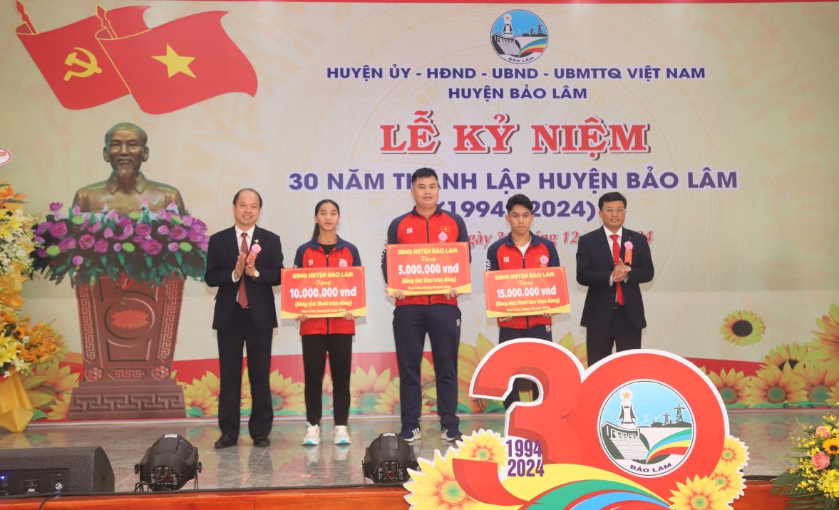 Two weightlifting athletes and their coach received extraordinary awards. Photo: Lam Hong