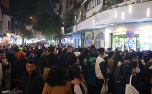 Bất chấp lạnh, biển người vẫn đổ về trung tâm Hà Nội đón năm mới