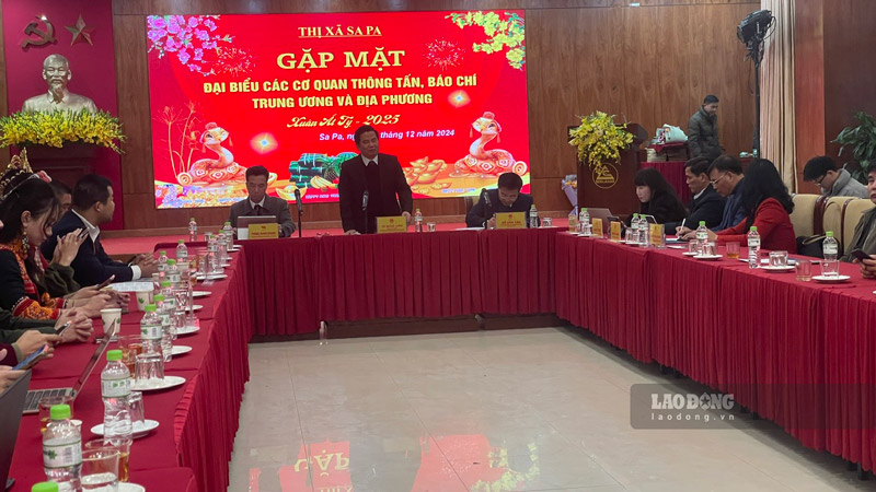 Sa Pa town leaders thanked the press for their contributions to the local development. Photo: Dinh Dai