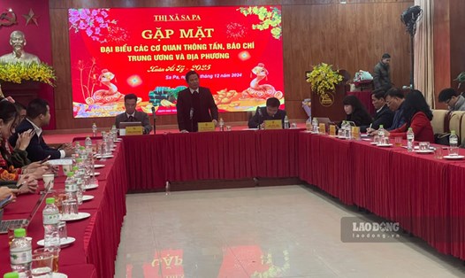 Lãnh đạo thị xã Sa Pa cám ơn các đơn vị báo chí đã có những đóng góp cho sự phát triển của địa phương. Ảnh: Đinh Đại