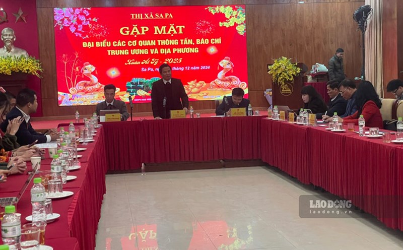 Sa Pa town leaders thanked the press for their contributions to the local development. Photo: Dinh Dai