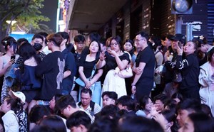 Dòng người chen nhau chờ xem pháo hoa ở TPHCM