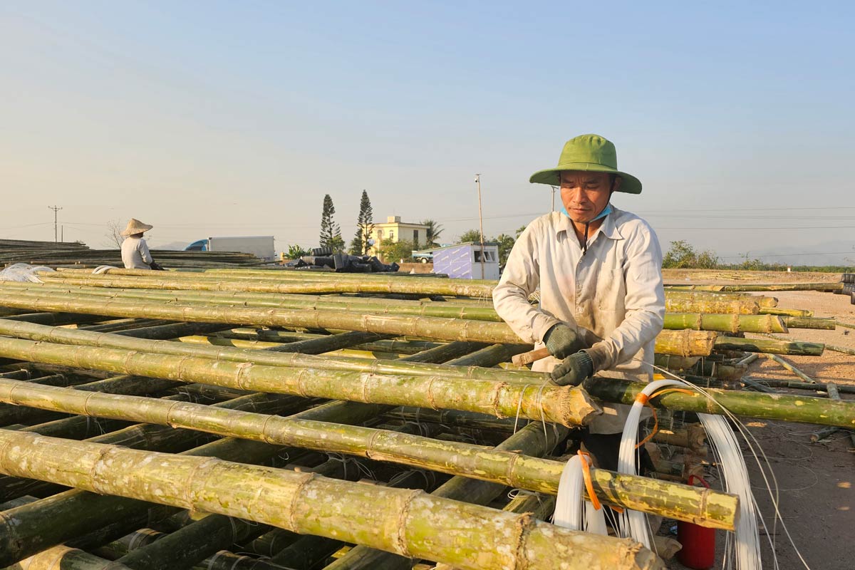 Fishermen build cages for aquaculture in Quang Yen town, Quang Ninh province. Photo: Doan Hung