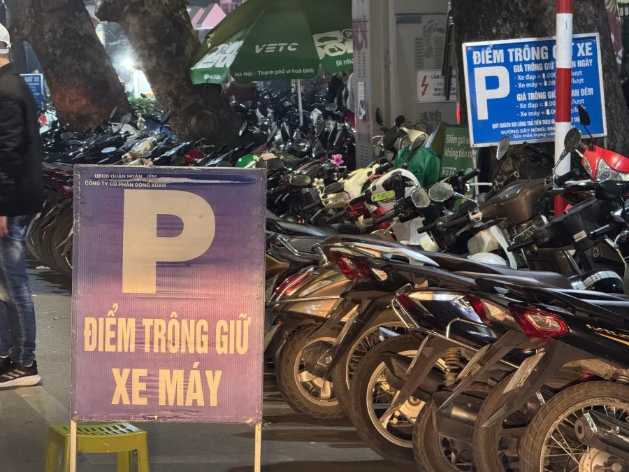 Countdown parking prices have skyrocketed, with many places increasing 5 times. Photo: Phuong Anh