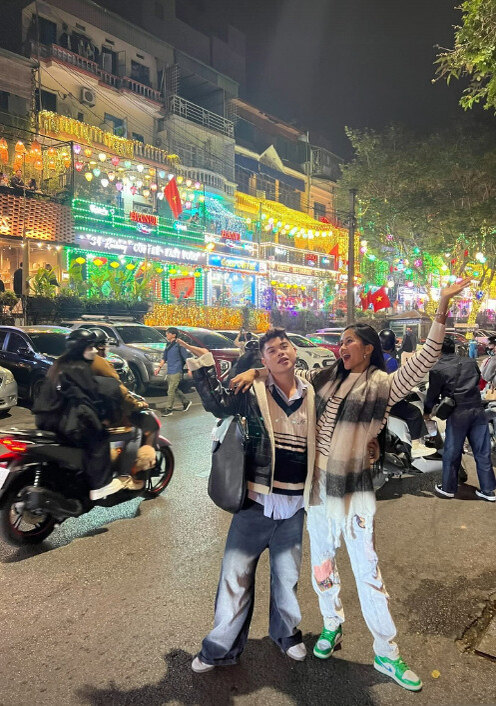 Hoa hau H'Hen Nie bat ngo co mat tai Ha Noi de don nam moi. Nang hau thoai mai chup anh cung makeup “ruot” RoBin Nguyen tai pho duong tau (pho Phung Hung), quan Hoan Kiem. Anh: Instagram RoBin Nguyen