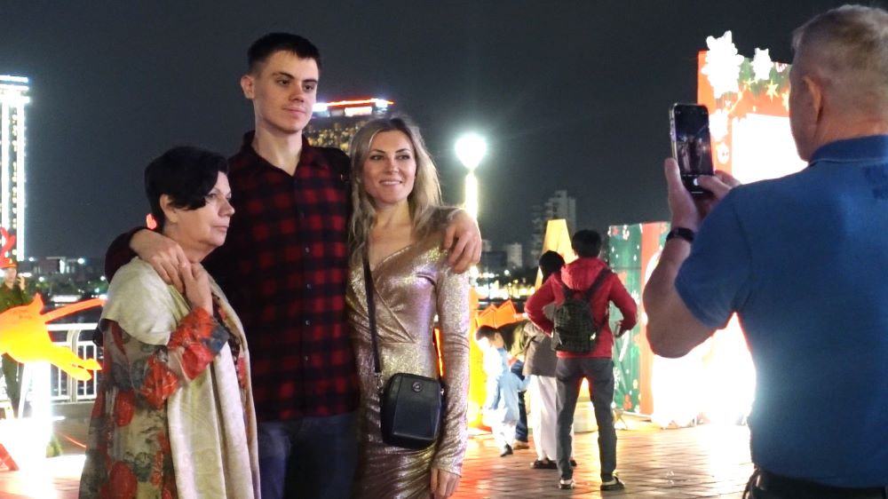 Da Nang residents take to the streets to welcome the new year 2025 from 7pm. Photo: Thi