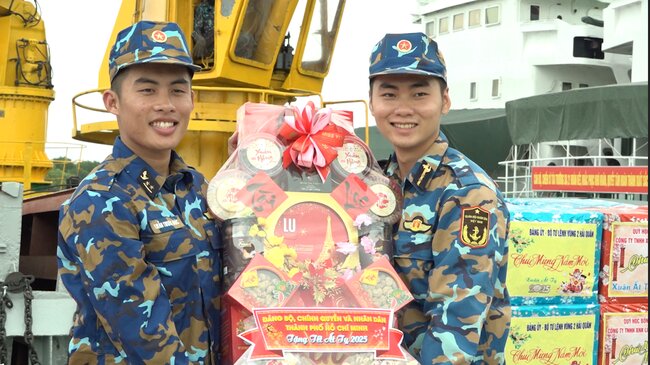 Delivering Tet gifts to soldiers in island areas. Photo: Thuy Duong.