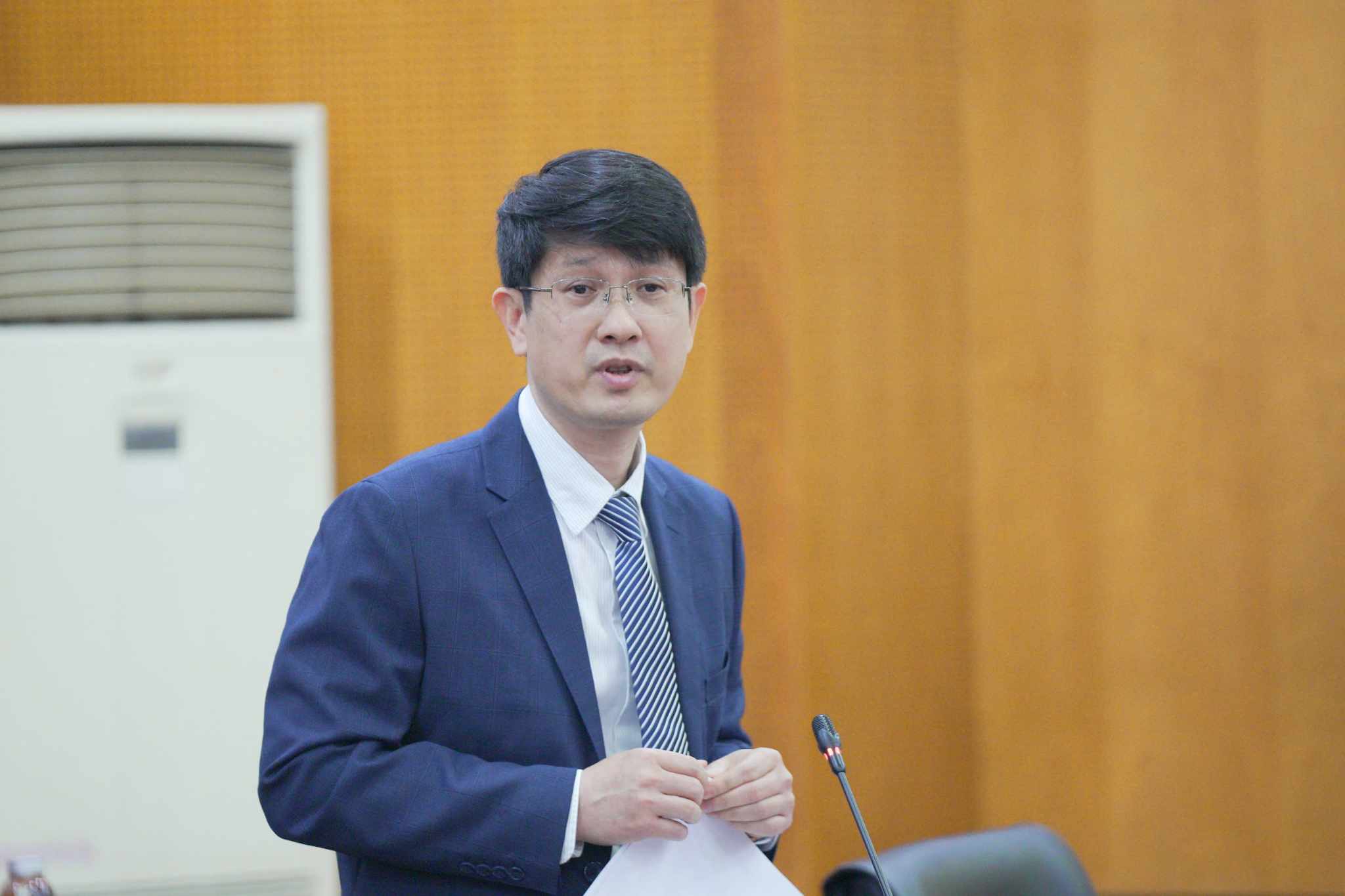 Head of the Department of Civil Servants and Public Employees Nguyen Tuan Ninh shared about the salary of talented people working in the State at the press conference. Photo: Huong Nha