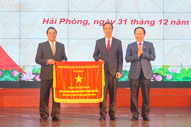 Hai Phong City was honored to receive the emulation flag awarded by the Government. Photo: Dam Thanh