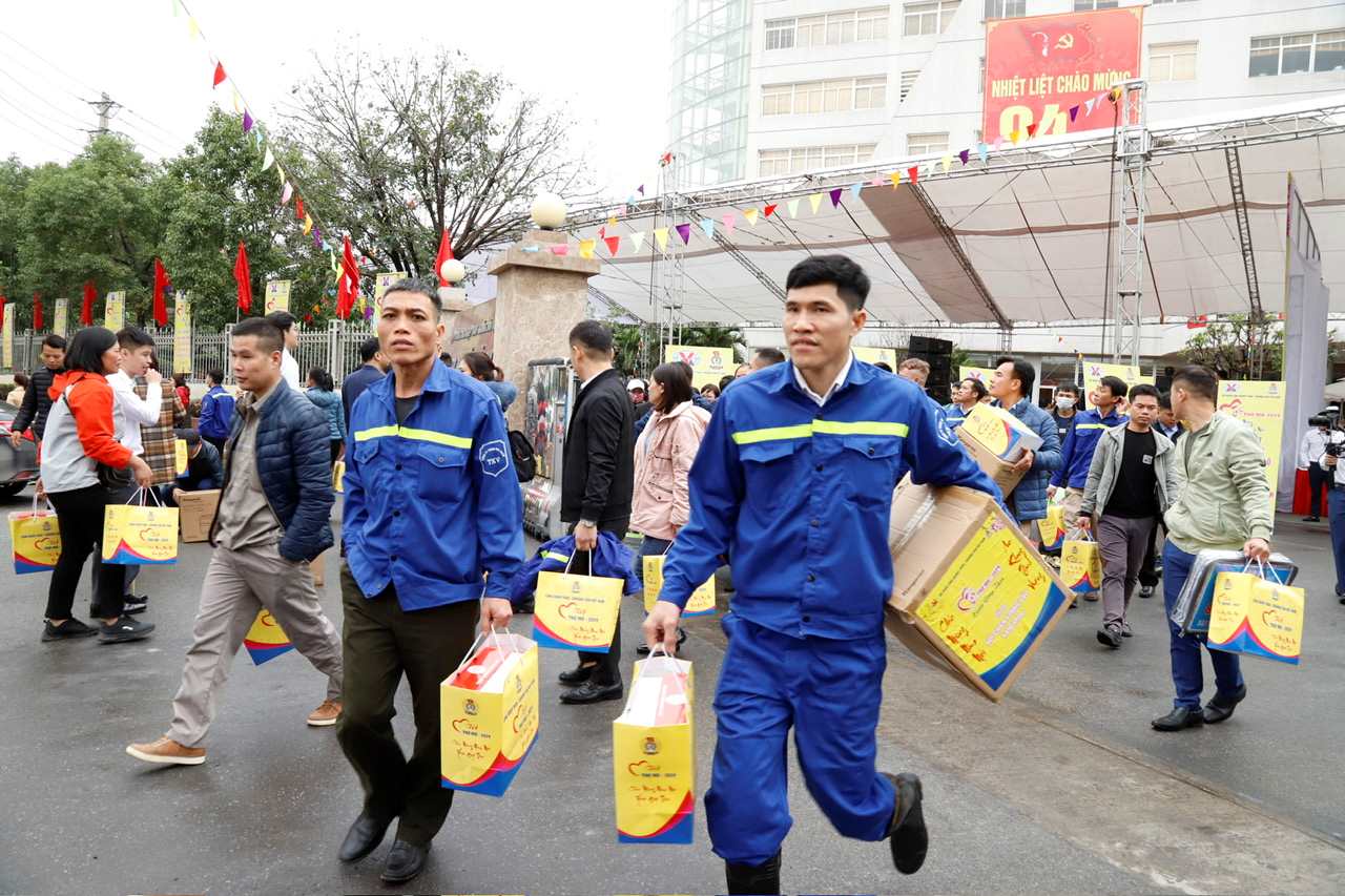 In addition to Tet bonuses, coal industry workers also receive gifts in many forms. In the photo, coal industry workers receive gifts at the 2024 Miners' Tet. Photo: Nguyen Hung