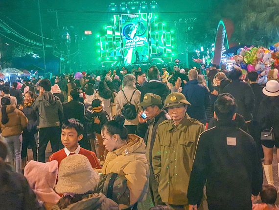 Thousands of people and tourists flocked to Phong Nha town to participate in the program to welcome the new year 2025. Photo: H.VAN